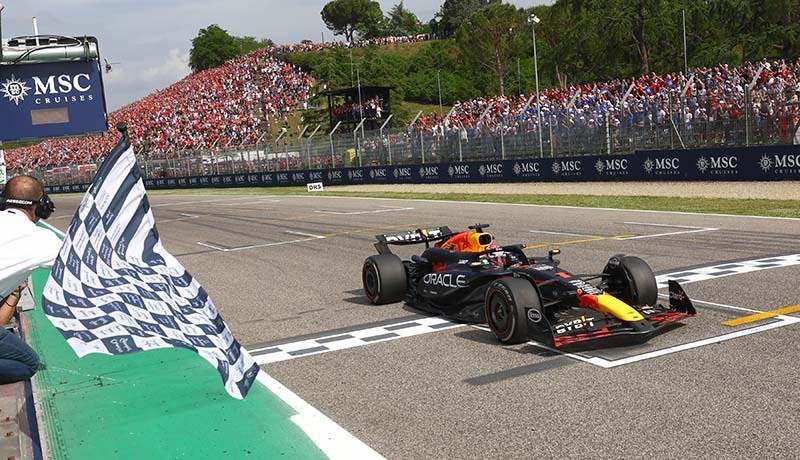 IMOLA, ITALY - MAY 19: Race winner Max Verstappen of the Netherlands driving the (1) Oracle Red Bull Racing RB20 takes the chequered flag during the F1 Grand Prix of Emilia-Romagna at Autodromo Enzo e Dino Ferrari Circuit on May 19, 2024 in Imola, Italy. (Photo by Clive Rose/Getty Images) // Getty Images / Red Bull Content Pool // SI202405190537 // Usage for editorial use only //