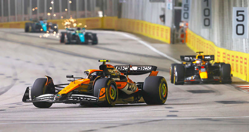 MARINA BAY STREET CIRCUIT, SINGAPORE - SEPTEMBER 22: Lando Norris, McLaren MCL38, leads Max Verstappen, Red Bull Racing RB20 during the Singapore GP at Marina Bay Street Circuit on Sunday September 22, 2024 in Singapore, Singapore. (Photo by Andy Hone / LAT Images)