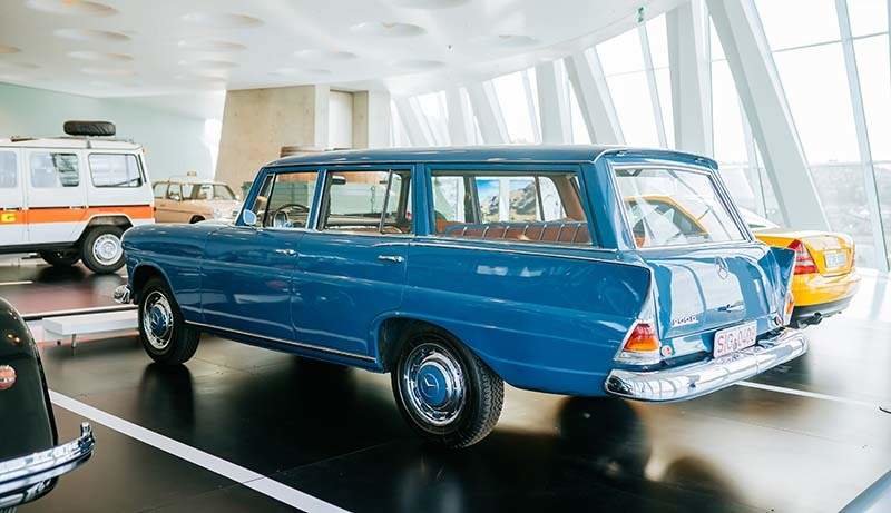 Mercedes-Benz Museum Raum Collection 5: Galerie der Alltagshelden. Mercedes-Benz 200 D Universal. Gesamtansicht von links hinten. (Fotosignatur der Mercedes-Benz Classic Archive: D830868) 

Mercedes-Benz Museum Collection Room 5: Gallery of everyday heroes. Mercedes-Benz 200 D Universal. Overall view from left rear. (Photo index number in the Mercedes-Benz Classic Archive: D830868)