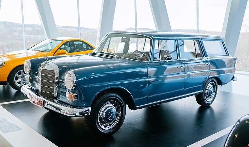 Mercedes-Benz Museum Raum Collection 5: Galerie der Alltagshelden. Mercedes-Benz 200 D Universal. Gesamtansicht von links vorn. (Fotosignatur der Mercedes-Benz Classic Archive: D830864) 

Mercedes-Benz Museum Collection Room 5: Gallery of everyday heroes. Mercedes-Benz 200 D Universal. Overall view from the front left. (Photo index number in the Mercedes-Benz Classic Archive: D830864)