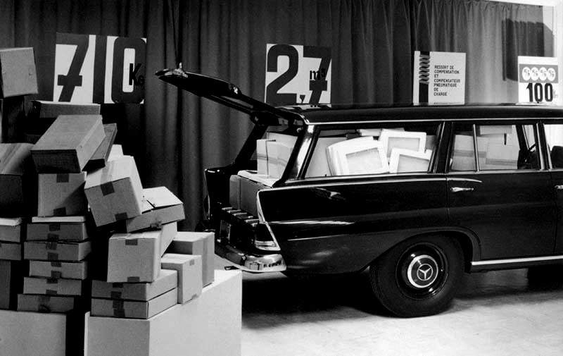 Mercedes-Benz Universal (1965 bis 1968) Messepräsentation mit Darstellung der Ladekapazität. (Fotosignatur der Mercedes-Benz Classic Archive: 2008DIG29862) 

Mercedes-Benz Universal (1965 to 1968) trade show presentation showing the loading capacity. (Photo index number in the Mercedes-Benz Classic Archive: 2008DIG29862)