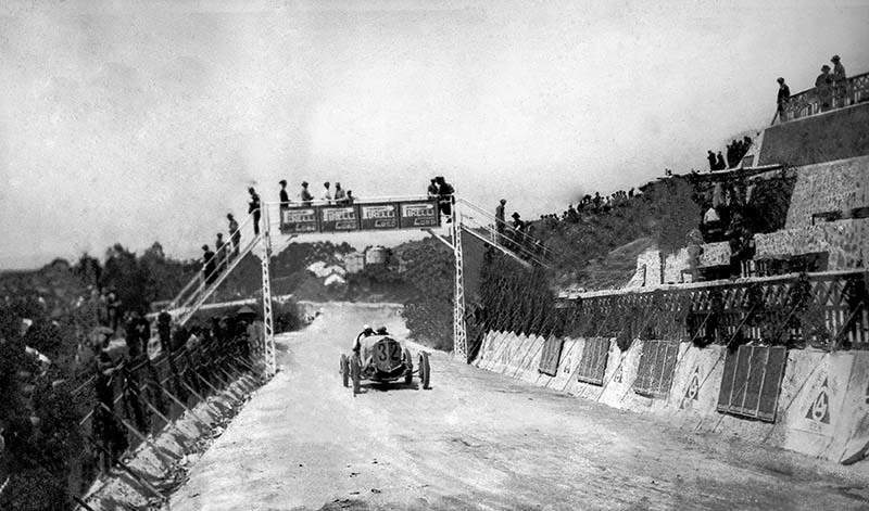 Mercedes 2-Liter-Targa-Florio-Rennwagen von 1924. Fahrzeug mit der Startnummer 32, gefahren bei der Targa Florio 1924 von Christian Lautenschlager mit Beifahrer Wilhelm Traub. Foto bei der Fahrt durch den Start-Ziel-Bereich. (Fotosignatur der Mercedes-Benz Classic Archive: R573) 

Mercedes 2-litre Targa Florio racing car from 1924. Vehicle with the number 32, driven at the Targa Florio 1924 by Christian Lautenschlager with co-driver Wilhelm Traub. Photo shot during the drive through the start/finish area. (Photo index number in the Mercedes-Benz Classic Archives: R573)