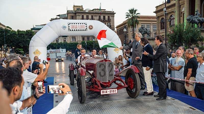 Mercedes 2-Liter-Targa-Florio-Rennwagen von 1924. Eingesetzt bei der Targa Florio Classica im Oktober 2024. Foto vom Start mit Mercedes-Benz Classic Markenbotschafter Karl Wendlinger am Steuer. (Fotosignatur der Mercedes-Benz Classic Archive: D844909)  

Mercedes 2-litre Targa Florio racing car from 1924. Appearing at the Targa Florio Classica in October 2024. Photo of the start, with Mercedes-Benz Classic brand ambassador Karl Wendlinger at the wheel. (Photo index number in the Mercedes-Benz Classic Archives: D844909)