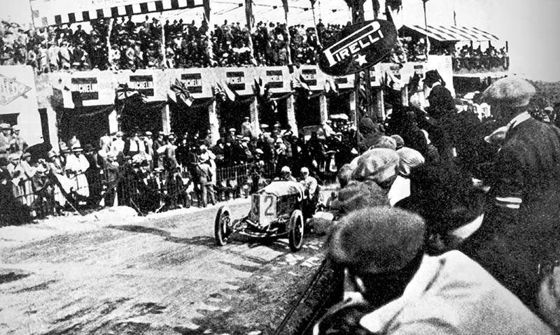 Mercedes 2-Liter-Targa-Florio-Rennwagen von 1924. Fahrzeug mit der Startnummer 32, gefahren bei der Targa Florio 1924 von Christian Lautenschlager mit Beifahrer Wilhelm Traub. Foto bei der Fahrt durch die Tribünen im Start-Ziel-Bereich. (Fotosignatur der Mercedes-Benz Classic Archive: R575) 

Mercedes 2-litre Targa Florio racing car from 1924. Vehicle with the number 32, driven at the Targa Florio 1924 by Christian Lautenschlager with co-driver Wilhelm Traub. Photo shot during the drive past the stands in the start/finish area. (Photo index number in the Mercedes-Benz Classic Archives: R575)