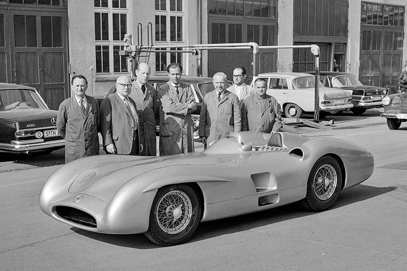 Mercedes-Benz W 196 R Grand-Prix-Rennwagen mit der Fahrgestellnummer 9. Vorbereitung des Fahrzeugs im Werk Untertürkheim als Geschenk für das Indianapolis Motor Speedway Museum. Foto vom 9. April 1965. (Fotosignatur der Mercedes-Benz Classic Archive: 65075-1) 

Mercedes-Benz W 196 R Grand Prix racing car with chassis number 9. Preparation of the vehicle at the Untertürkheim plant as a gift for the Indianapolis Motor Speedway Museum. Photo from 9 April 1965. (Photo signature of the Mercedes-Benz Classic Archives: 65075-1)