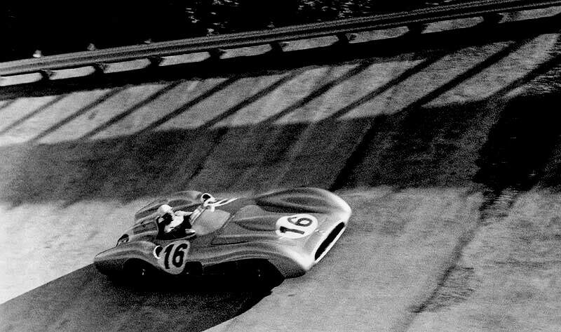 Mercedes-Benz W 196 R Grand-Prix-Rennwagen mit der Fahrgestellnummer 9. Eingesetzt mit Stromlinienkarosserie im Großen Preis von Italien in Monza am 11. September 1955. Gefahren von Stirling Moss mit der Startnummer 16. Foto in einer Steilkurve der Rennstrecke von Monza. (Fotosignatur der Mercedes-Benz Classic Archive: R7986) 

Mercedes-Benz W 196 R Grand Prix racing car with chassis number 9. Used with streamlined body in the Italian Grand Prix in Monza on 11 September 1955. Driven by Stirling Moss with starting number 16. Photo in a steep curve on the Monza race track. (Photo signature of the Mercedes-Benz Classic Archives: R7986)