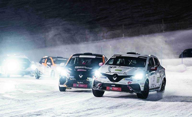 Las GSeries nacen de la pasión por el motorsport que siempre ha habido en Andorra. Los inicios se remontan a 1996, cuando se celebraron las primeras carreras sobre hielo, muy cerca de donde está ubicado hoy nuestro Circuit. Más de 25 años después, la competición se ha convertido en el campeonato sobre hielo de referencia en el sur de Europa.
Son 3 las categorías participantes en el certamen, que cuenta una participación media acumulada de más de 250 pilotos de diversas nacionalidades en las 4 carreras de cada temporada.
La Clio Ice Trophy será la puerta de entrada para los 2RM con el Clio Rally 5 en formato monomarca y los Side by Side y las motos completaran las parrillas de esta temporada.